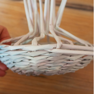 Use newspaper to weave a decorative toadstool