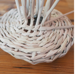 Use newspaper to weave a decorative toadstool