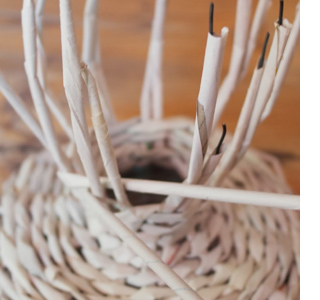Use newspaper to weave a decorative toadstool