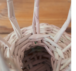 Use newspaper to weave a decorative toadstool