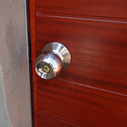 How to fit a door knob
