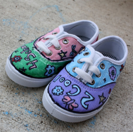 HOME DZINE Craft Ideas | Fabric markers = Colourful takkies!