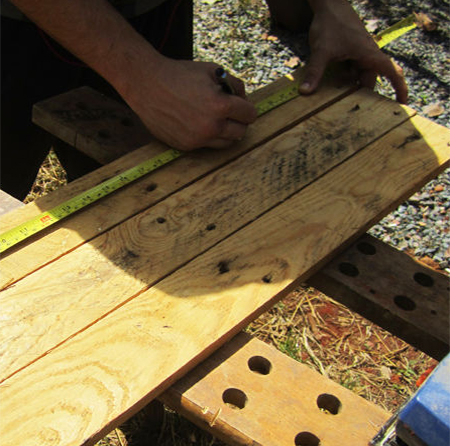 use straight pieces of reclaimed wood to make this wine rack with shelf for hanging glasses