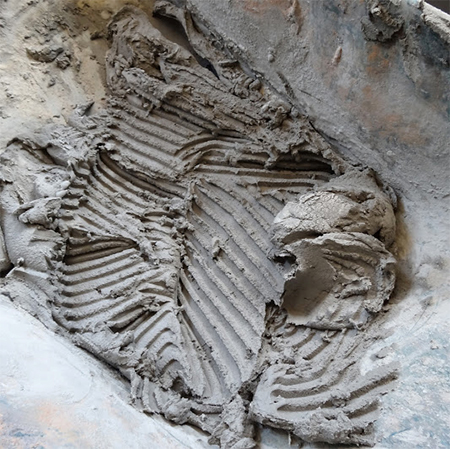 mix tile adhesive for laying floor tiles