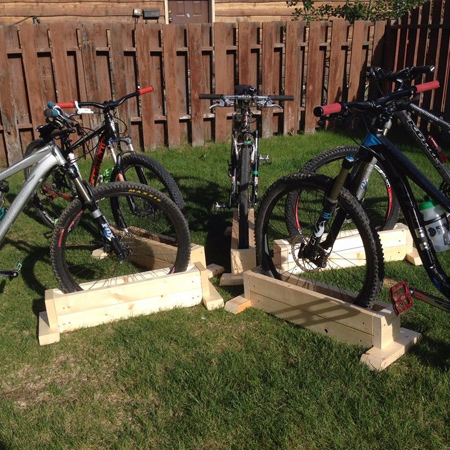 DIY self-supporting bicycle stand for mountain bikes