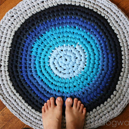Make a rug using old t-shirts