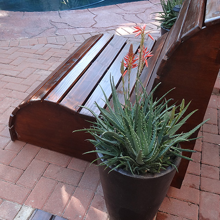 easy DIY modern garden love seat pine slat outdoor bench