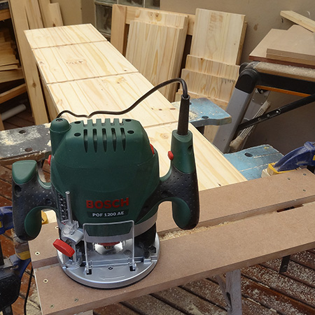 jig for cutting shelf slots with bosch router