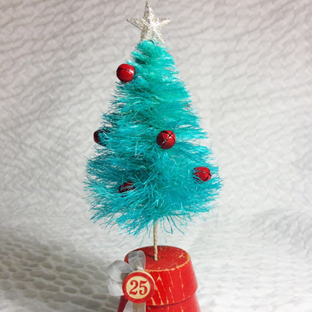 Make a sisal bottle brush Christmas tree