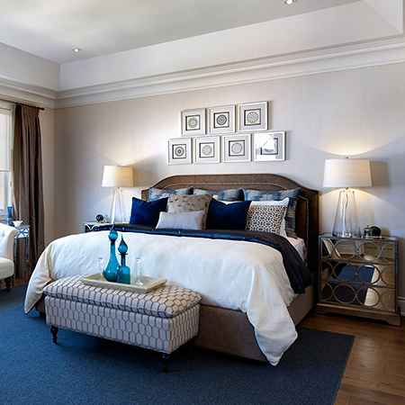  Try to avoid going overboard. Decorative pillows on the bed look gorgeous when the bed is made, but what do you do with them when it's time to climb in? It can be annoying to have to remove them all, and they often just end up cluttering the floor. Use the principle of 'Less is more' when it comes to decorating the bed. 