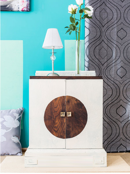 Here's an easy and affordable way to use Rust-Oleum Universal metallic spray paint to update or add a metallic finish to furniture.