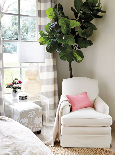 Introduce a splash of colour into a neutral bedroom with small accessories. You don’t have to commit since you’re only using a few cushions, and it gives you the freedom to take some risks!