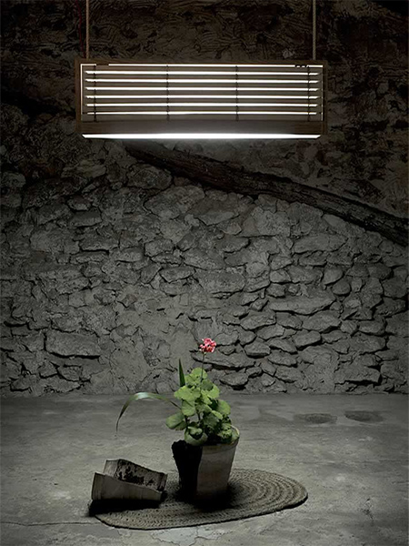 Here's a great way to recycle blinds to create a lightbox for indoor or outdoor use. What's nice about this project idea is that it allows you to control the level of light simply by opening or closing the blinds.