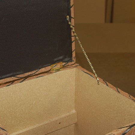 hold lid open with chain mount to lid and inside frame of box