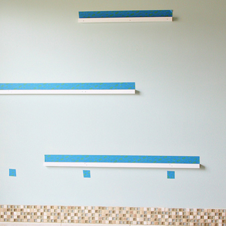 Easy floating shelves for a bathroom - marking