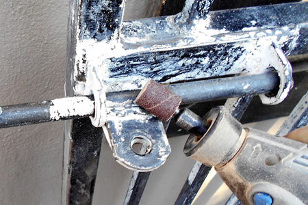 Because of their size, the sanding rings are useful in so many ways. Use them to remove paint in hard to reach areas.&nbsp;