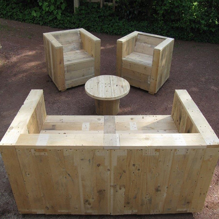 this outdoor garden seating would look perfect once stained, sealed and dressed up with cushions