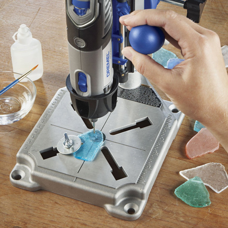 When grinding, polishing or sanding, the Dremel Workstation tool holder prevents slippage by keeping tools perfectly aligned