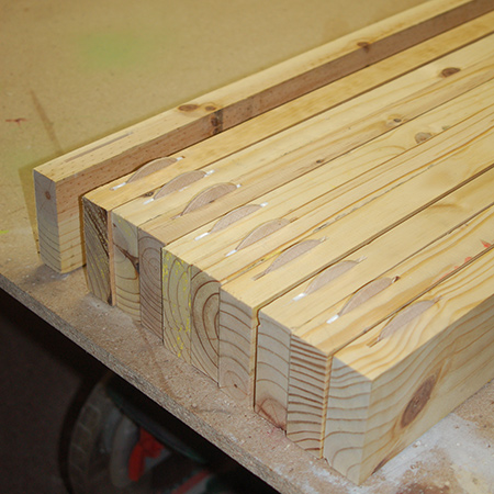 2. When cutting the slots, or using a pockethole jig, it is important to make sure the planks are absolutely flat. To do this I placed a clamp at every position where slots will be cut.