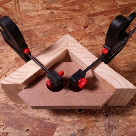 When you are working on your own to make furniture or projects, it's always handy to have a trick or two up your sleeve. This handy corner clamp jig is one of those!
