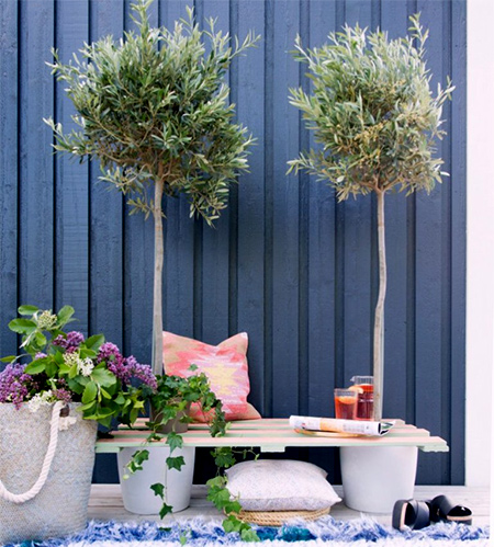 Use reclaimed wood pallets to make this stylish garden bench in an hour or two, and provide easy and inexpensive seating for a garden or entertainment area.