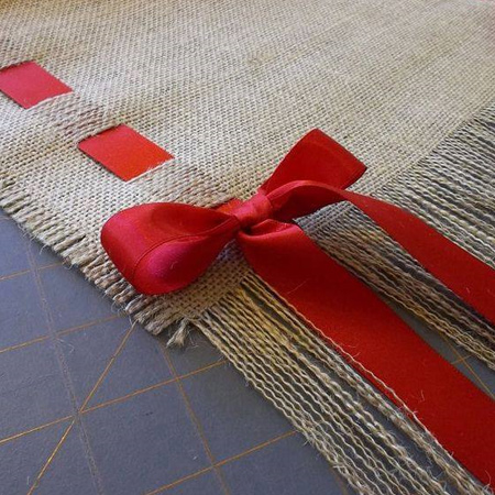Cut a length of burlap to fit on your dining table and trim to allow for colourful ribbon to be threaded through the fabric.&nbsp;