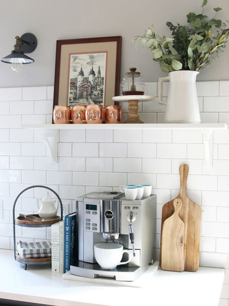 Add personality to a kitchen with a vintage style cutting board. You will find instructions here for making your own cutting board using timber offcuts