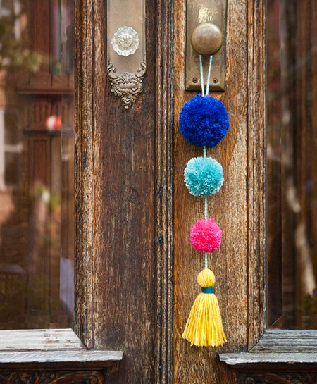 Colourful pom-poms are an inexpensive way to add a fun element to your home decor. You don't need special skills to make pom-poms and you can make them in a variety of sizes. &nbsp;