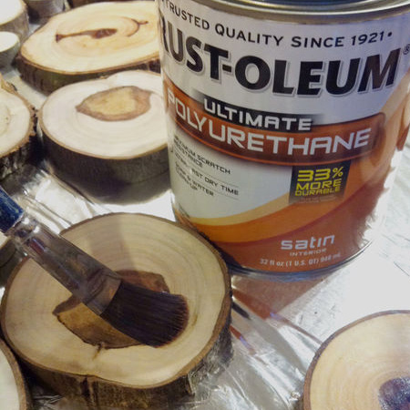 Rust-Oleum have launched a clear satin polyurethane that you can apply to the cut sections. Use a paintbrush to cover the front, back and around the edge. This will prevent the bark from peeling off later on. You will find the full range of Rust-Oleum products at your local Builders Warehouse. Follow the instructions on the can and then let these dry overnight.