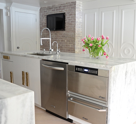  wants a kitchen to shine with contemporary cool styling