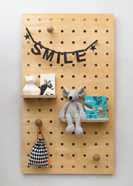 This ingenious idea allows the shelf to be used for various wall storage applications. Use it in a bathroom for display or storage, in a craft or hobby room, and it's ideal for a child's bedroom. You can even use the shelf in the kitchen for handy storage.