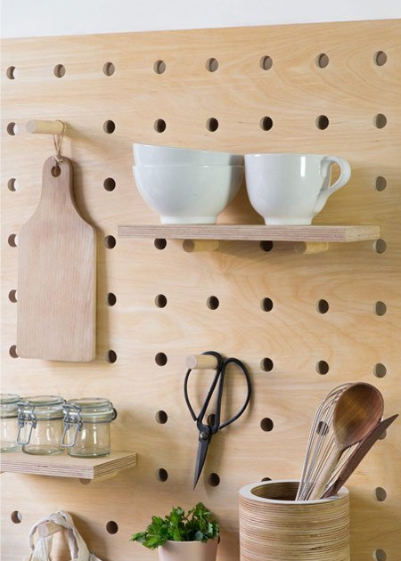 This ingenious idea allows the shelf to be used for various wall storage applications. Use it in a bathroom for display or storage, in a craft or hobby room, and it's ideal for a child's bedroom. You can even use the shelf in the kitchen for handy storage.