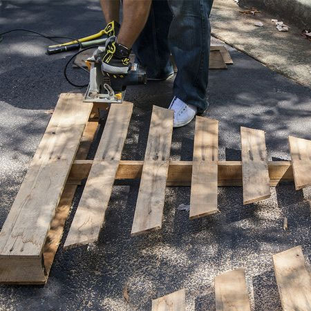 HOME-DZINE | Christmas Crafts - When using reclaimed pallets, simply shape the tree without having to take apart the pallet. Check for nails and screws before cutting!