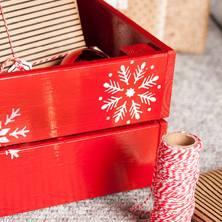Use Rust-Oleum Painter's Touch Plus to create a unique festive crate for under the Christmas tree.&nbsp;