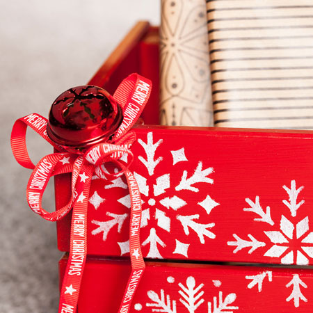 Use Rust-Oleum Painter's Touch Plus to create a unique festive crate for under the Christmas tree.&nbsp;