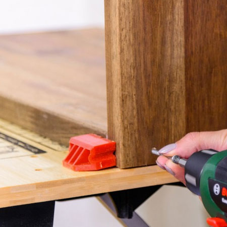 2. Secure the vertical panel to the base. Drill countersunk pilot holes before securing with wood glue and [4] 50mm screws along the width of the panel.