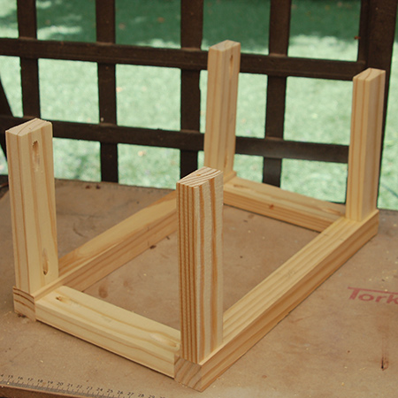 5. With the front and back frames assembled, you can add the side cross pieces in the same way.&nbsp;