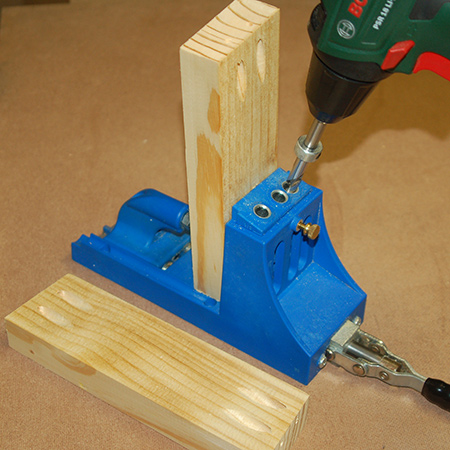 1. All the pieces that make up the base are joined using pockethole joints. By using this method, screws are almost invisible or out of sight. Drill pocketholes into the rails, cross pieces and legs.