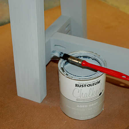 The bottom frame was painted with Rust-Oleum Chalked Ultra Matte in aged grey. There are other colour options and you will find the full range of Rust-Oleum products at your local Builders Warehouse.&nbsp;