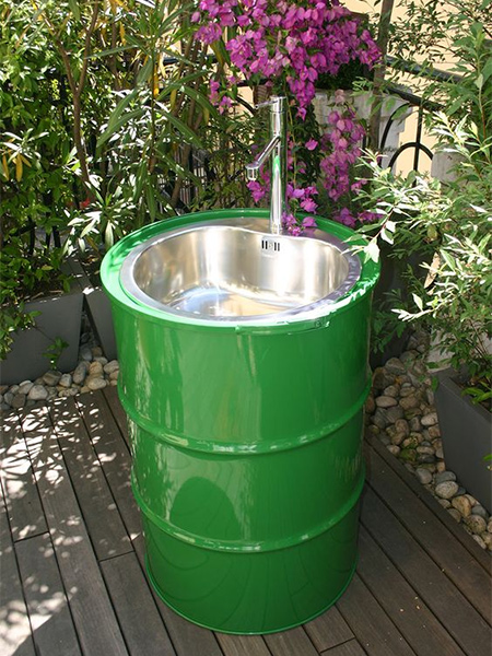 If you love spending time outdoors in the garden, here's a great way to turn an oil drum into an outdoor sink. Connect the sink to a hosepipe for water on tap when you need it.