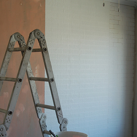 How to hang wallpaper