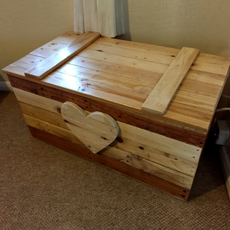 This wooden toy box is pretty straightfoward and you can make the toy box any size you want, depending on how much pallet wood you are able to get your hands on.