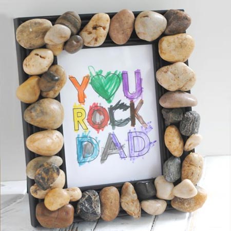 HOME-DZINE | If you love to collect small pebbles or rocks but never seem to find a use for them, glue onto an old picture frame for a fun gift for dad. You can print out a personalised message for dad.