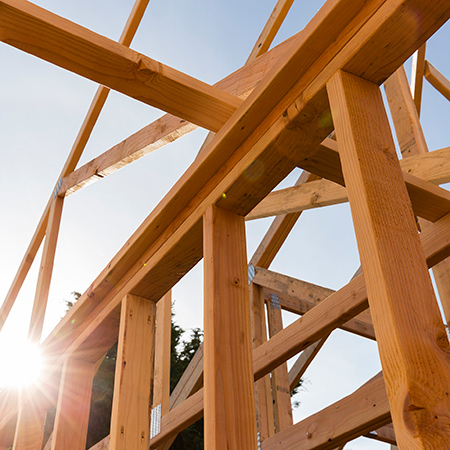 Compliant timber roof truss construction