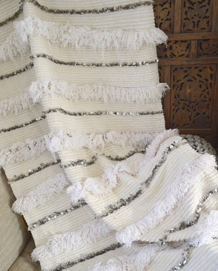 Make a small Moroccan wedding blanket.