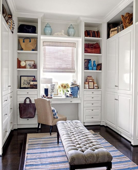 Open display shelves are perfect for showcasing your treasured accessories, and allow for easy access.
