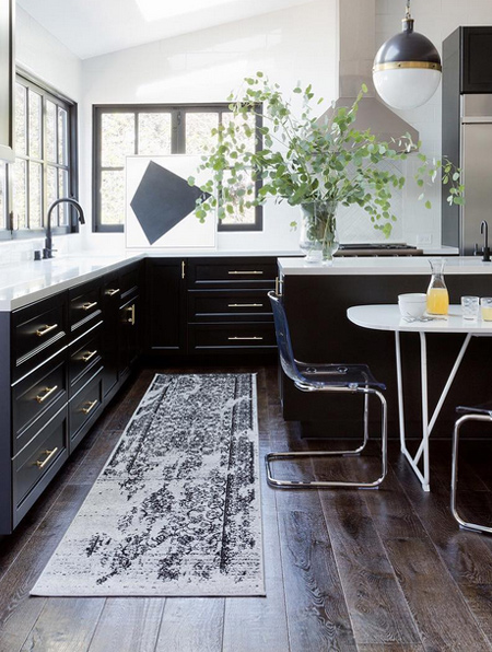 Black is 2017's colour for kitchens and you can use it on walls, detailing, or on kitchen cabinets. This dramatic colour is the perfect complement for white walls and countertops.