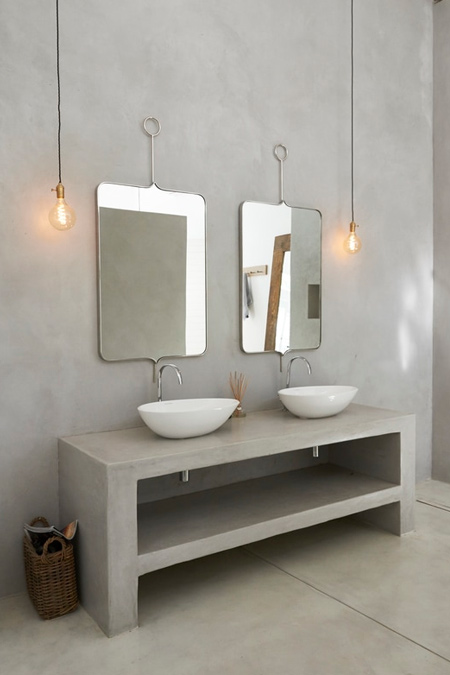 Light tones, and specifically shades of white on white, are the order of the day, with accents of natural timber giving a unique and fresh identity to this style. 