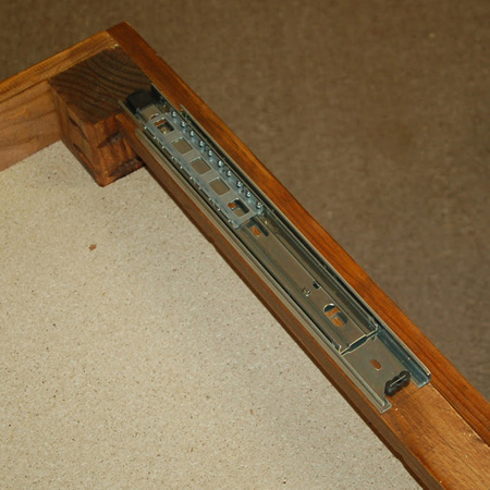 GOOD TO KNOW: When mounting the runners, the bumper (end) should be at the centre of the table to allow for opening to the sides.