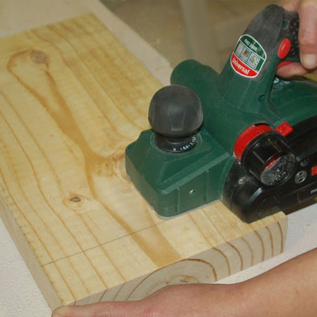 2. Start planing about 50mm from the sides. Make sure the planer is away from the wood before switching on and then slowly guide over the wood from front to back.. 